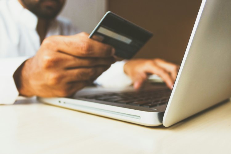 How to Use a Credit Card Responsibly in Your 20s